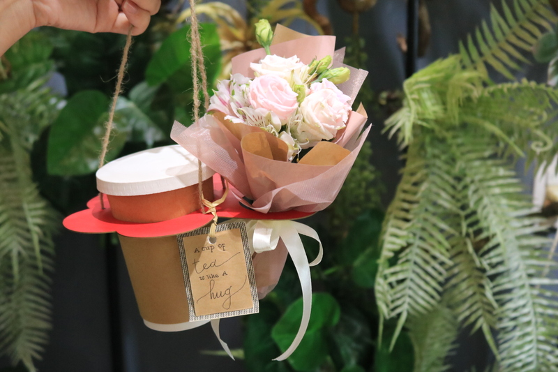 ティー／コーヒーとミニブーケ付きコンボで99,000VND（約500円）