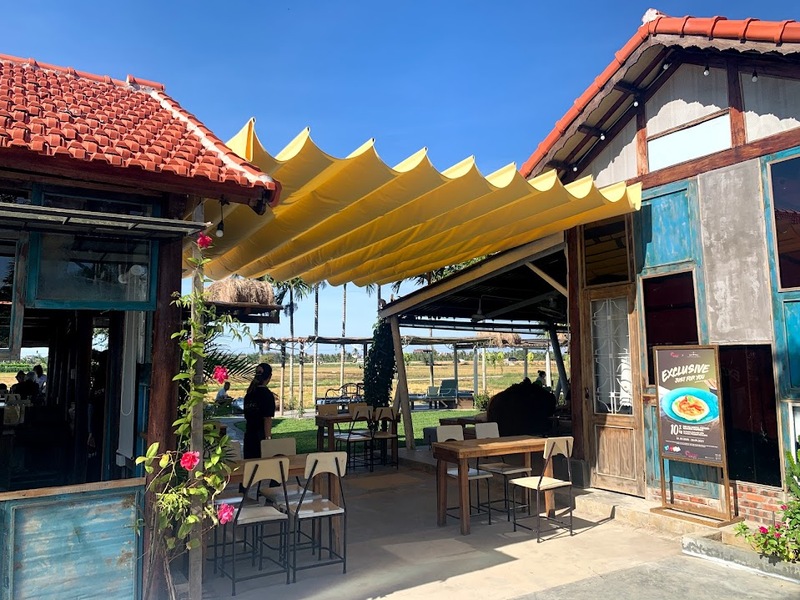 気持がいい風が吹き抜ける室内も設けたカフェ