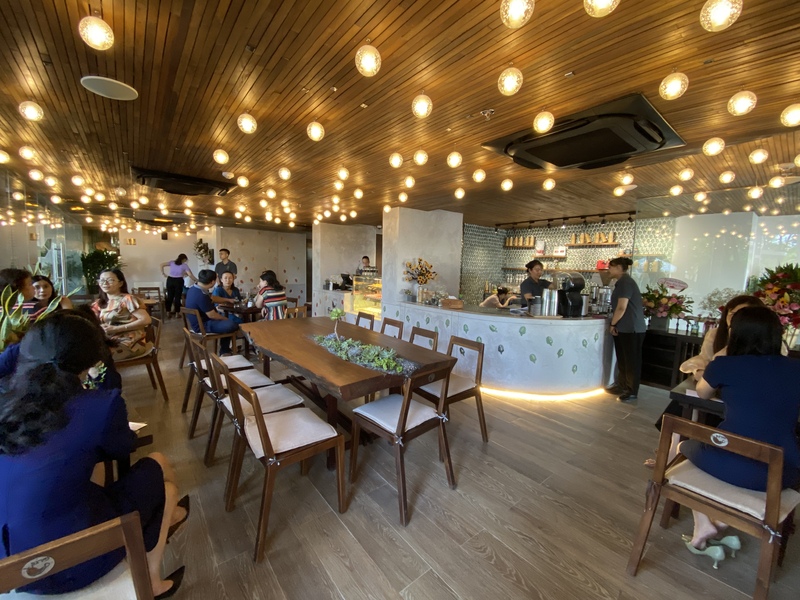 心地い良い風が吹くテラス席と落ち着いた雰囲気の店内