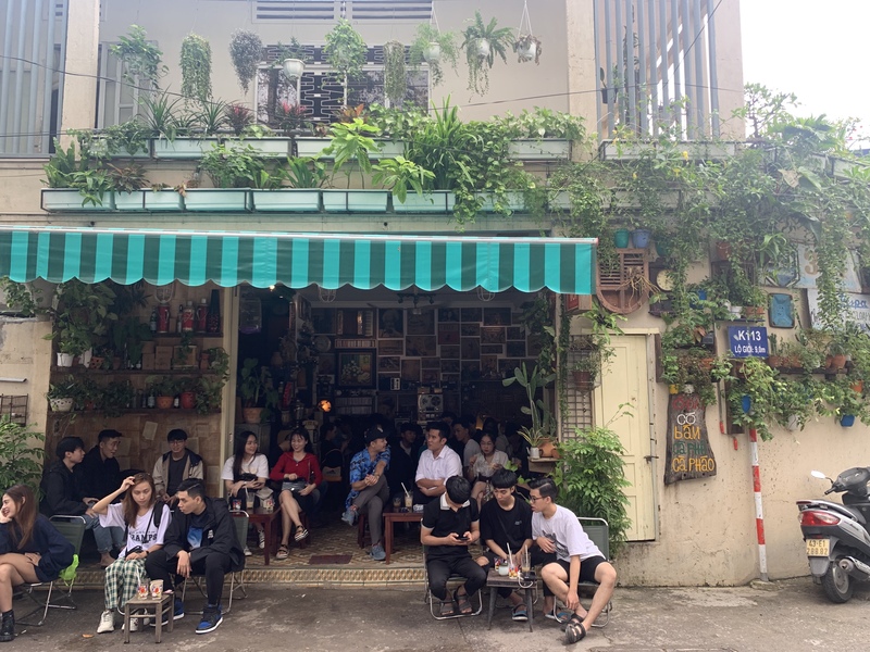 1号店・2号店どちらも外まで溢れ賑わいを見せる「Noi Cafe」