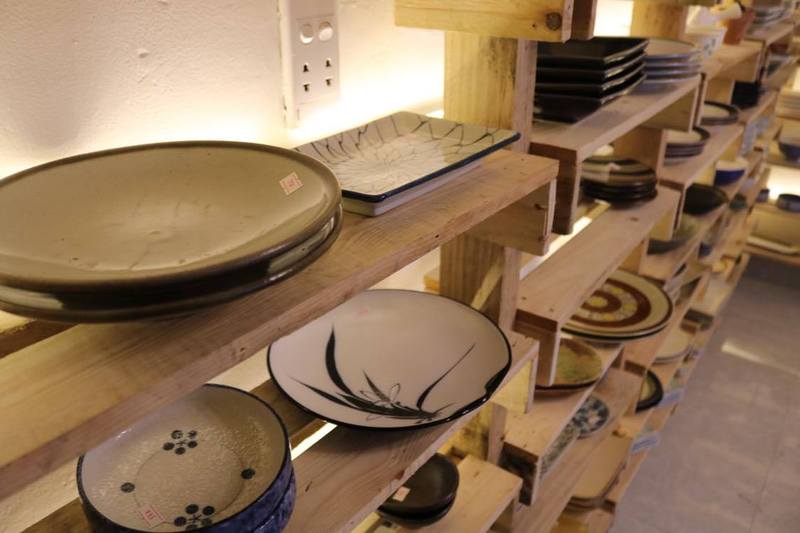 食器販売スペース併設の自然派カフェ