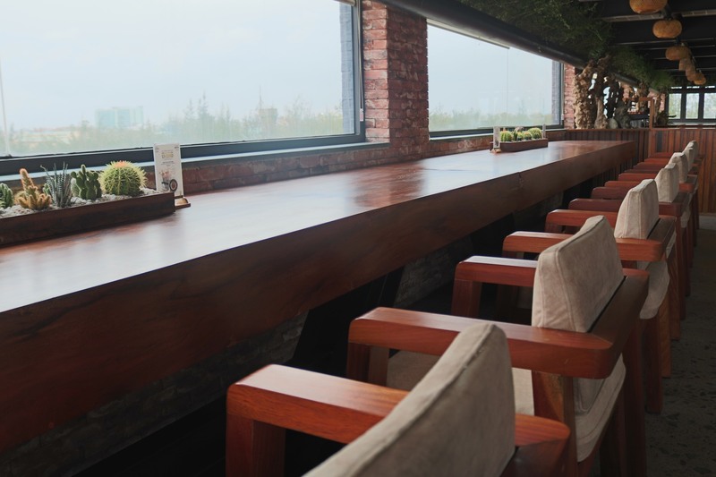 海を眺められる席もあります