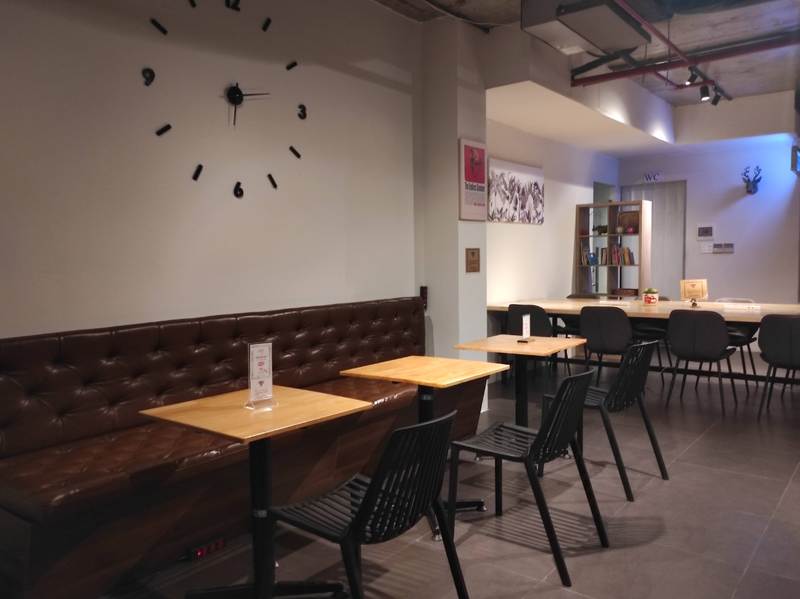 ソファ席は程よい硬さでもちろんコンセント完備