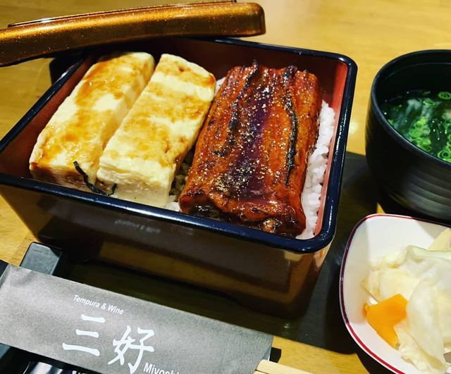Miyoshiの厚焼きたまご付きうな丼