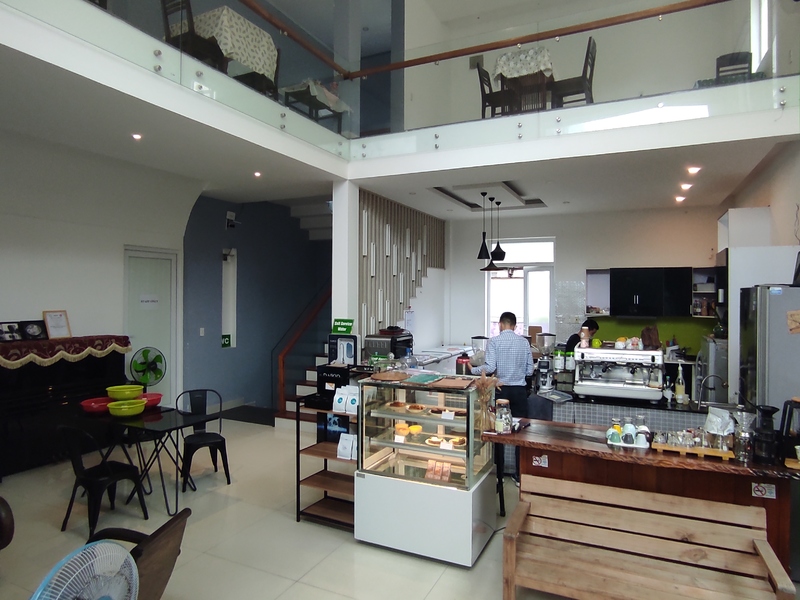 路地裏のコーヒーショップへは看板を目印に訪れよう