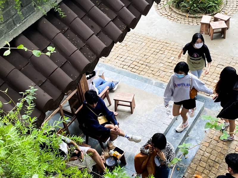 市内に忽然と現れる大きな庭付き一軒家カフェ