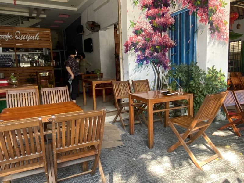 ローカルカフェの一角で食べるおしゃれスイーツ