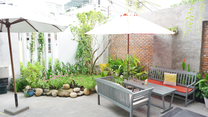 路地裏の一軒家の一階がカフェスペースに