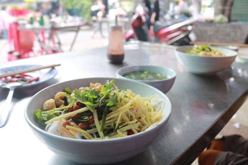 フエ名物の「コムヘン」が食べられると人気