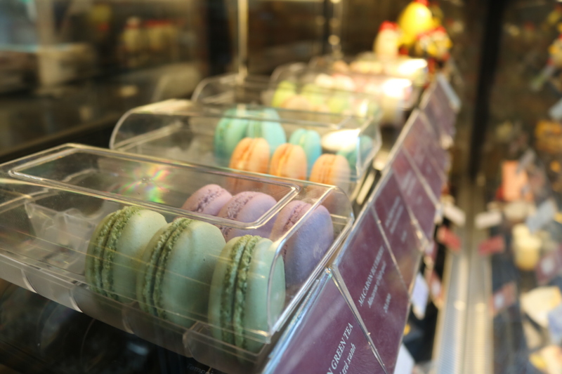 ケーキやパンの他にマカロンなど凝った洋菓子も取りそろえられています