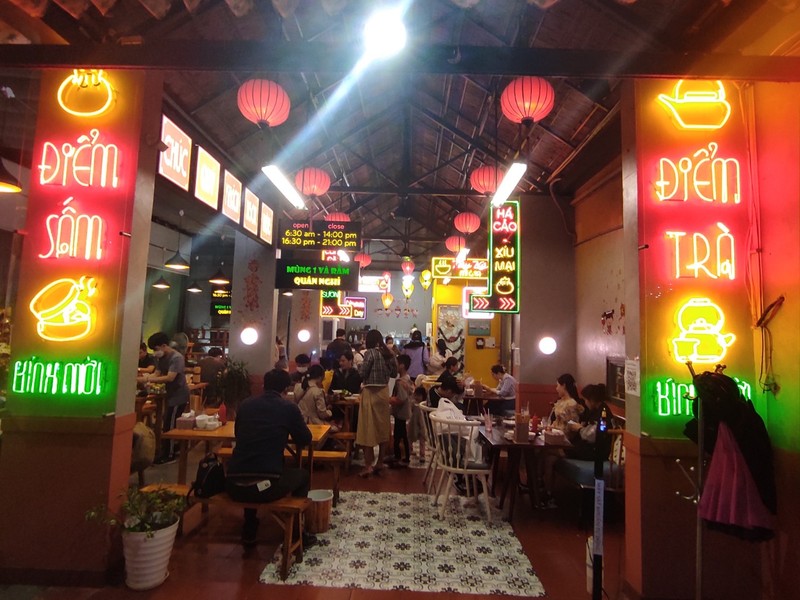 拡張エリアはネオンが光る雰囲気に