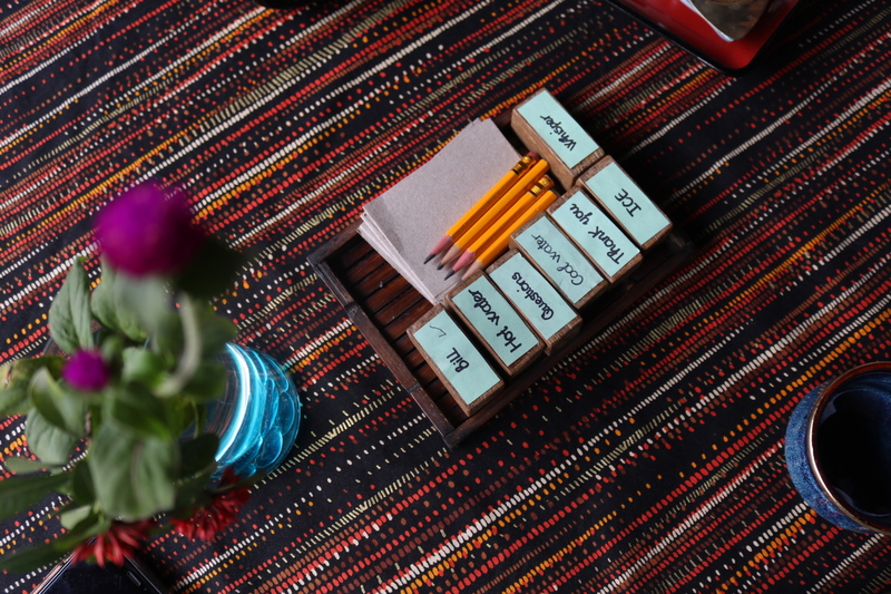 注文は紙で、その他必要な要件はハンコ＆メモを使ってコミュニケーション