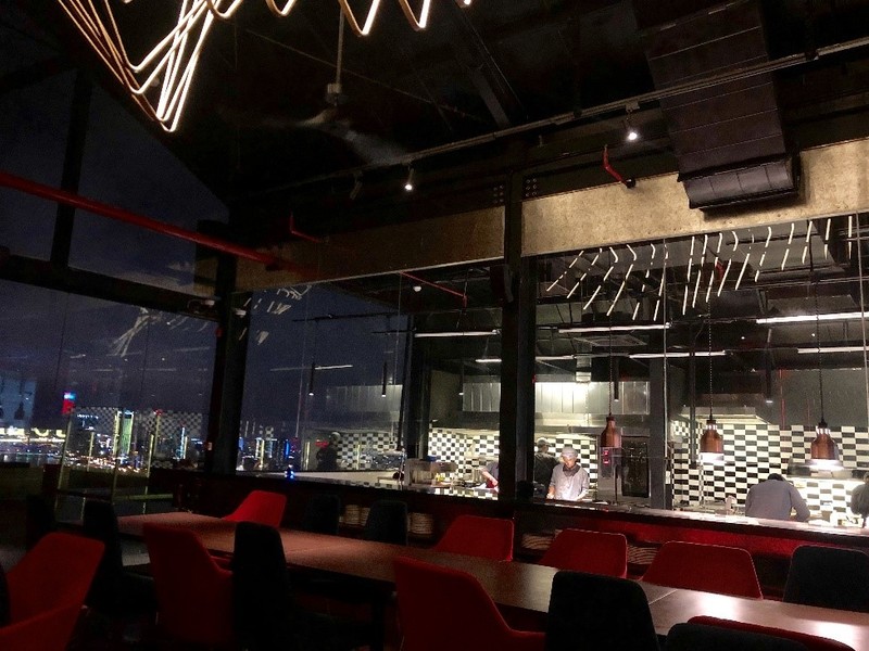 F29スカイバーレストランはオープンキッチンで設計されているので、ゲストはスタッフが料理をすることを見ることができます。