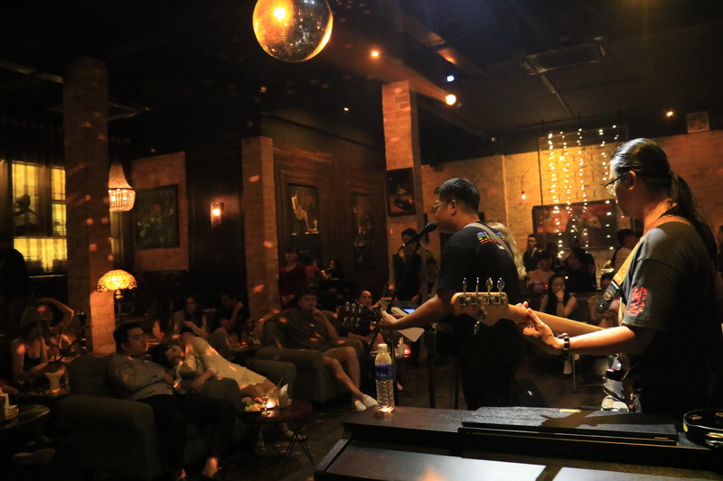 奥に入ると少し奥行きがあり、カップルで来ている方が多めでした。