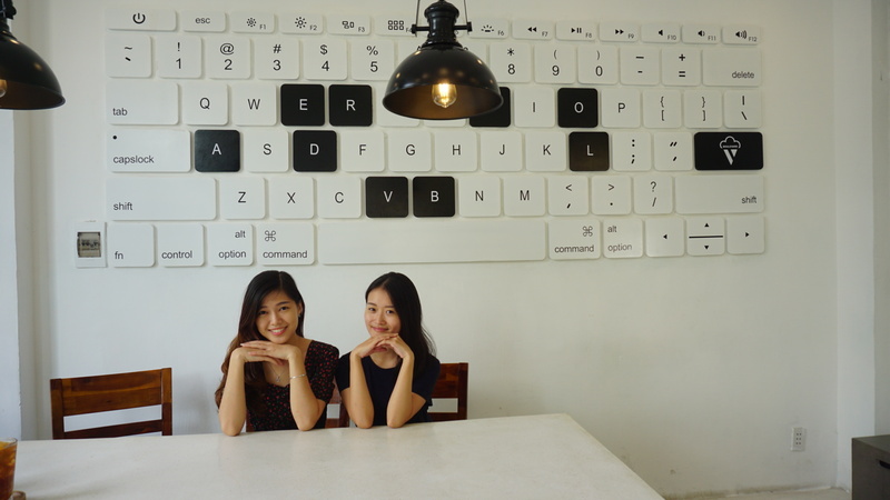 二階の大きな窓からは緑が映えて、涼しげな店内