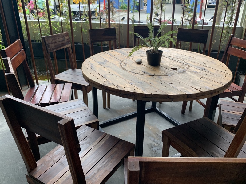 鳥かごをイメージした柵の中にある席