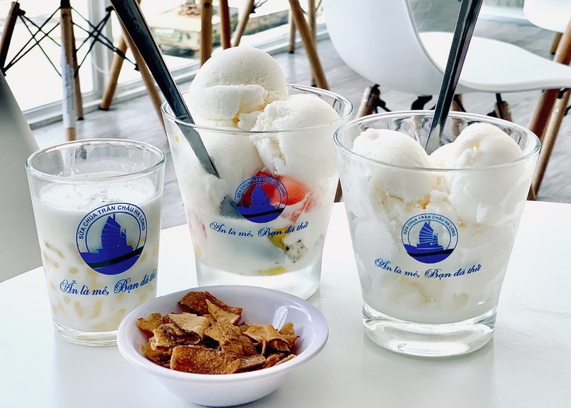 ３スクープで25,000VND！トッピングで個性を出そう