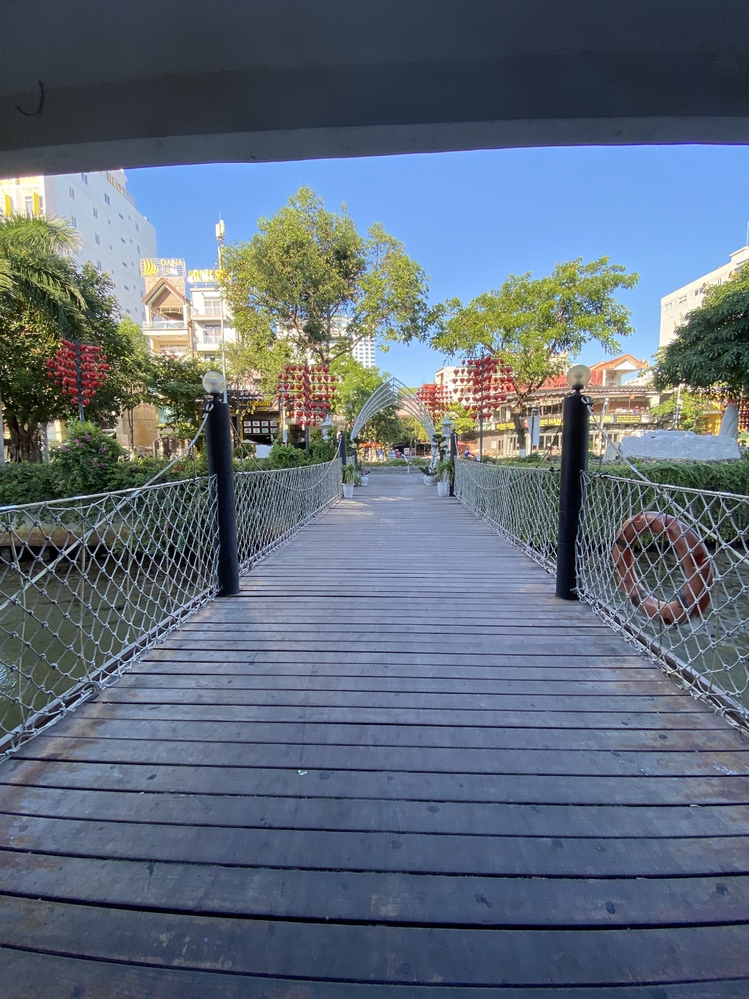 存在感はありつつも「入りづらい」「全貌が分からない」という印象もあるDHCマリーナの巨大船