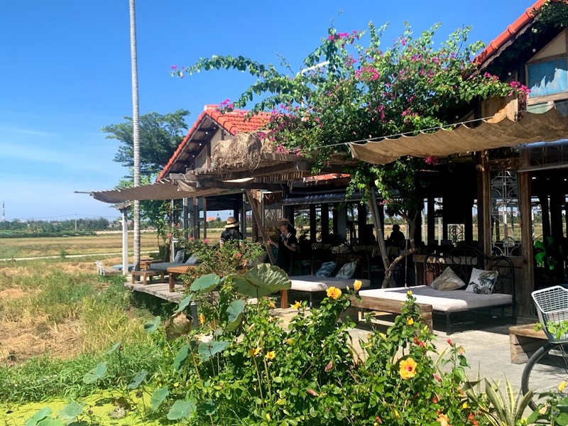 気持がいい風が吹き抜ける室内も設けたカフェ