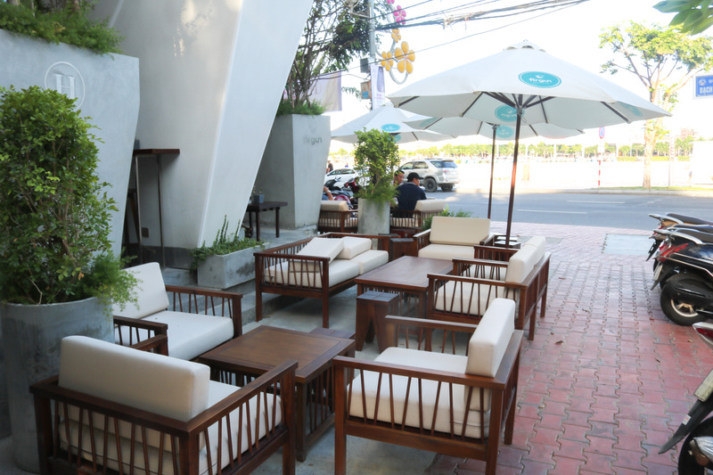 心地い良い風が吹くテラス席と落ち着いた雰囲気の店内