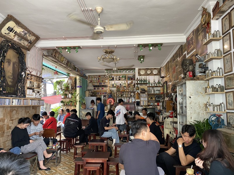 1号店・2号店どちらも外まで溢れ賑わいを見せる「Noi Cafe」