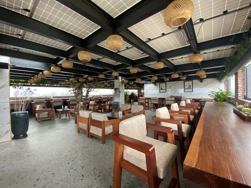 一枚板を使ったテーブルが全フロアに使用