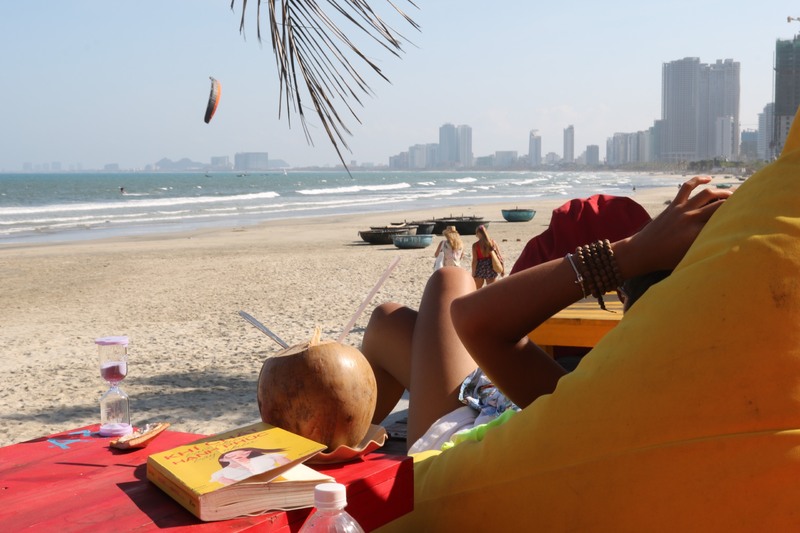 マンタイビーチより右側はホテルが立ち並ぶミーケビーチ