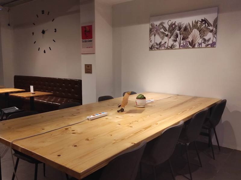 対面でも目の前の人が気にならない大きなテーブル席