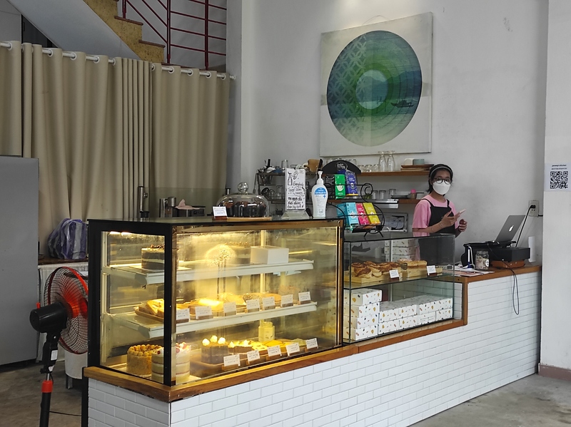 一階には路地ビューのソファ席でゆったり