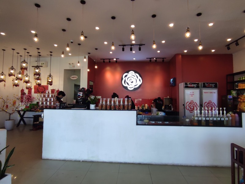 店内はシンプルながらも清潔感がある造り