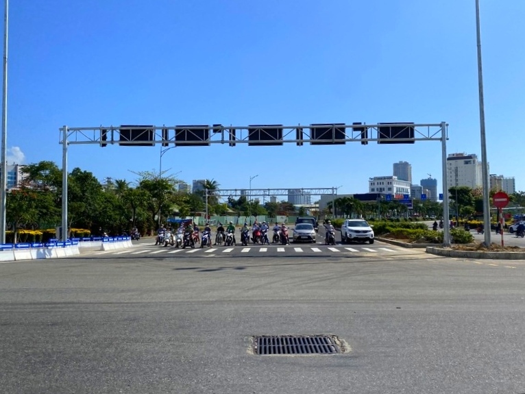 東側信号は片側5車線