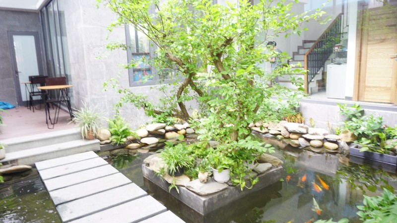 路地裏の一軒家の一階がカフェスペースに