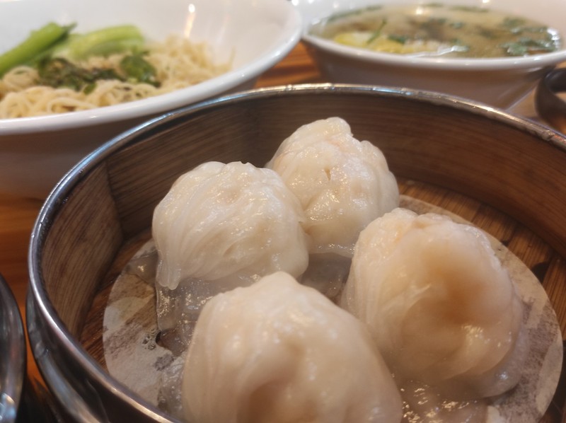 エビ蒸し餃子：38,000VND(約180円)