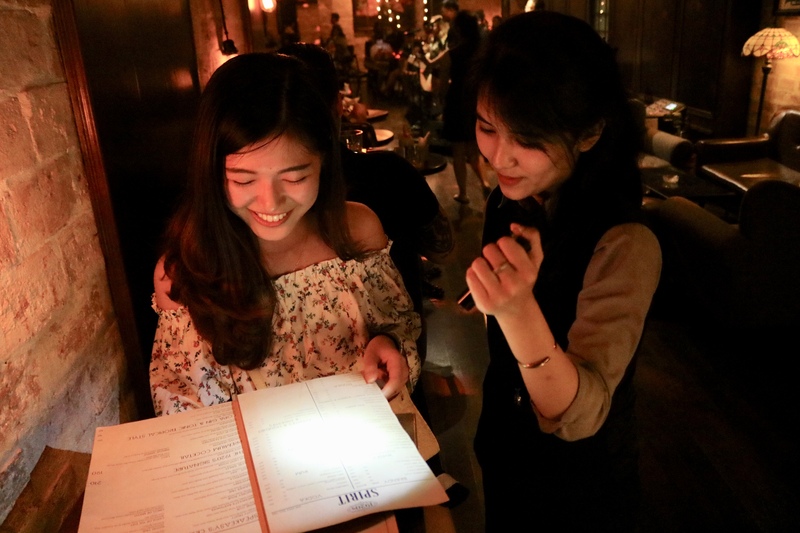 手元を照らしてくれる店員さん