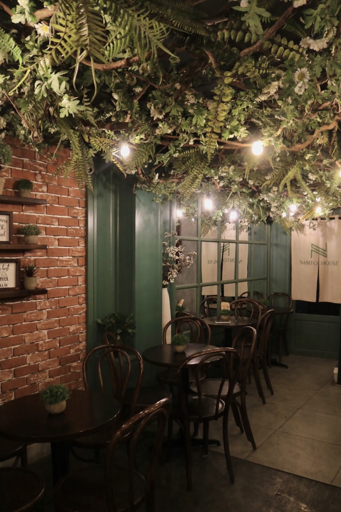 一階奥のエリア まるで茂みの中にあるカフェの雰囲気が違う世界に迷い込んだ気持ちにさせてくれます