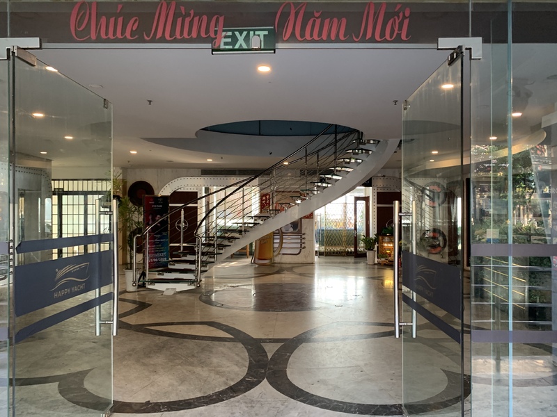 入口入り正面の螺旋階段の裏手に入口があります。昼間でも薄暗いですがオープンしています