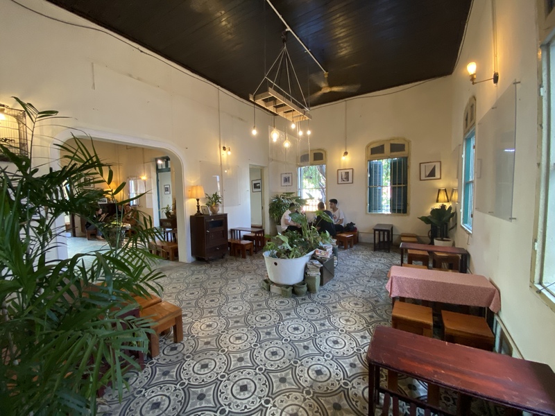 一階入り口からの店内