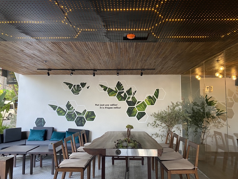 心地い良い風が吹くテラス席と落ち着いた雰囲気の店内