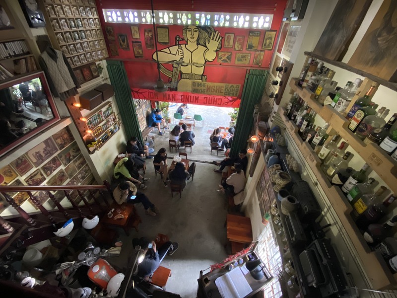 ー奥にある1号店は昔ながらのインテリアにぎゅっと囲まれた空間