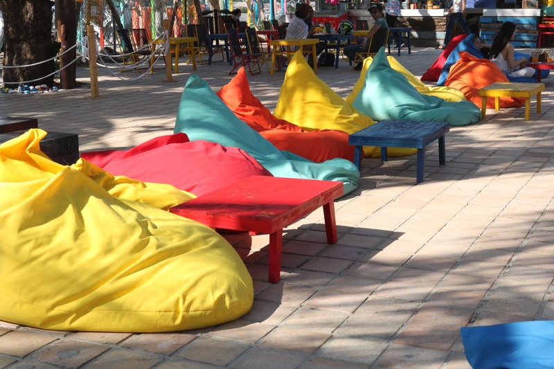 カラフルなビーズソファ