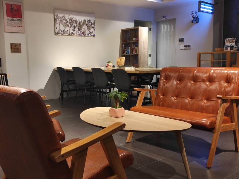 真ん中には友達との会話も楽しめるローテーブルのソファ席も完備