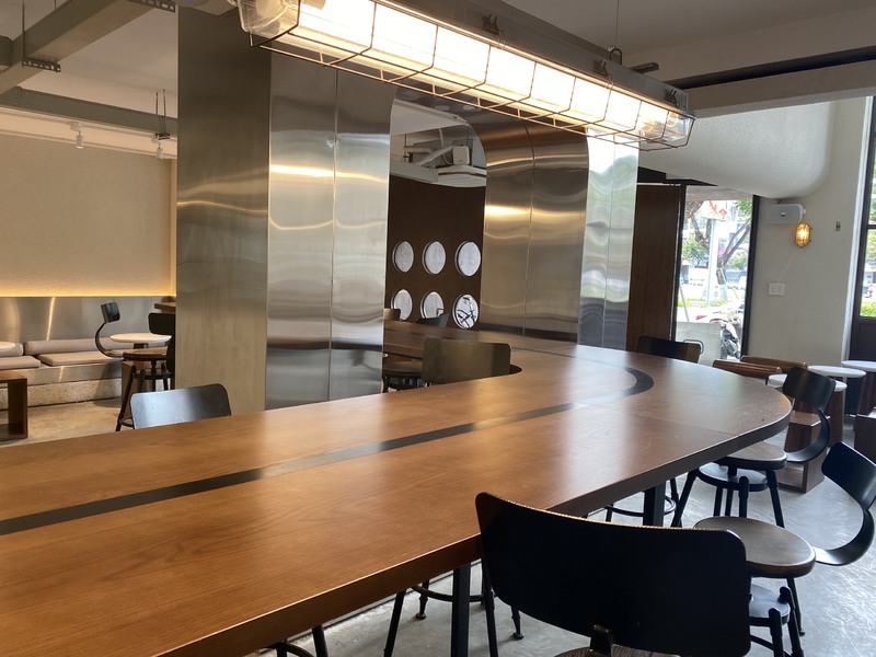 入口前が写真スポットで、道路からもおしゃれをして写真を撮りに来るベトナム人の若者が見られます