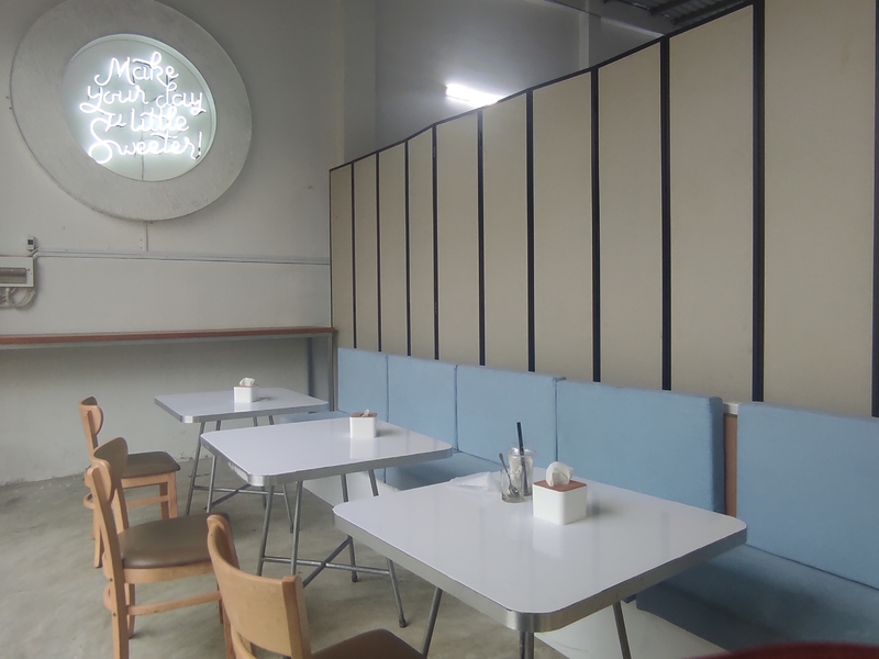 一階には路地ビューのソファ席でゆったり