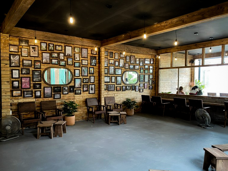 心地よい風が吹き抜ける庭と2階建ての室内スペース