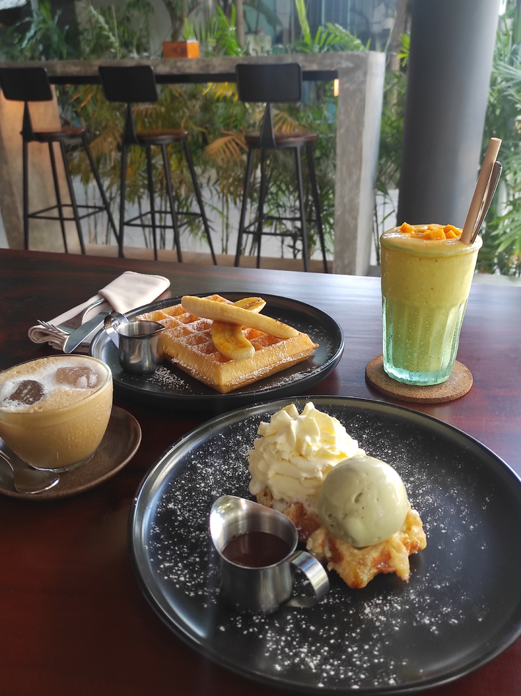 定番のマンゴージュースと中部で人気の塩コーヒーと一緒に頂きます