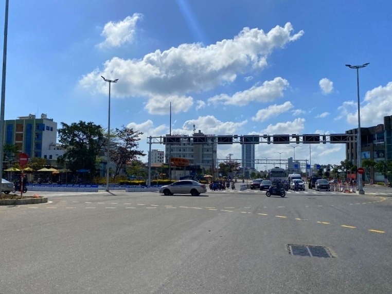 北側信号は片側7車線