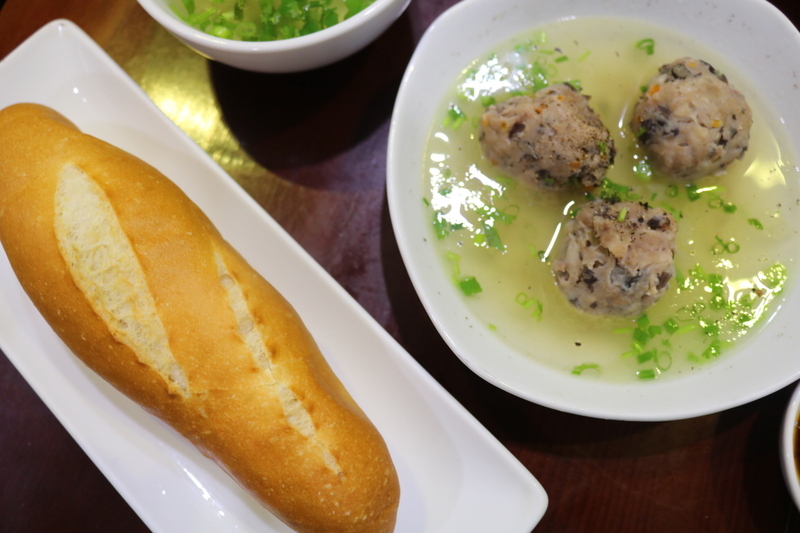 肉団子とバインミーのセット：35,000VND(約180円)（2019年時点）