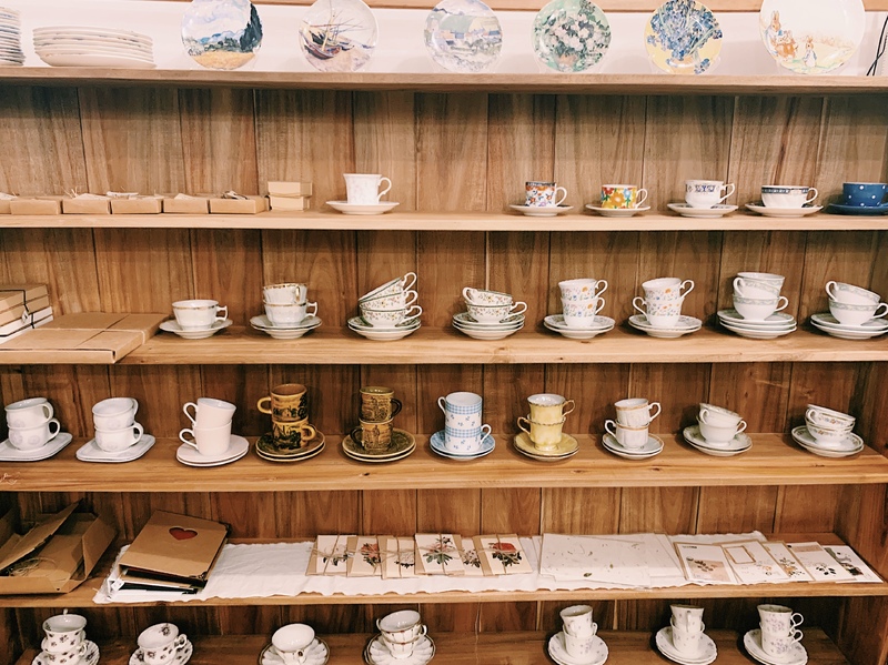 ２階のには食器やアクセサリー等かわいいがいっぱい