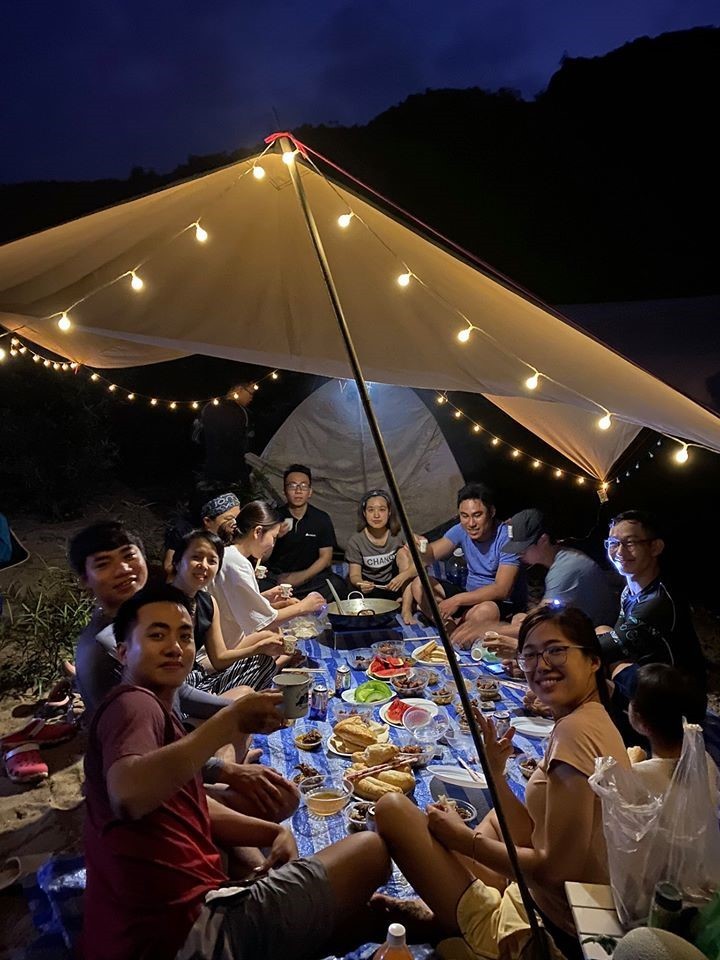 晩ごはん（今回はバインミーとアヒル煮付けと焼き鳥、果物でした）