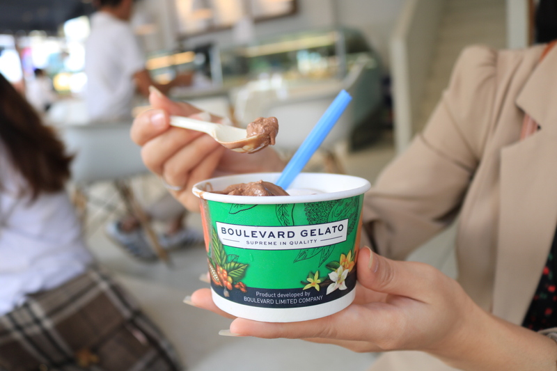 ココナッツとチョコレートのアイスクリーム。ココナッツ味が人気。